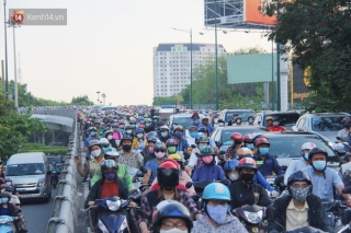 Các tuyến đường ở Sài Gòn tái diễn cảnh kẹt xe nghiêm trọng, người dân vật vã tìm cách về nhà giờ tan tầm - Ảnh 11.