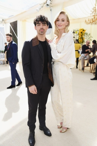 Trong một buổi tiệc xế năm 2019, Joe Jonas mặc một bộ đồ màu xám đậm, còn Turner rạng rỡ trong bộ đồ của Victoria Beckham với đôi xăng đan Tabitha Simmons.