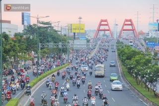 Các tuyến đường ở Sài Gòn tái diễn cảnh kẹt xe nghiêm trọng, người dân vật vã tìm cách về nhà giờ tan tầm - Ảnh 15.