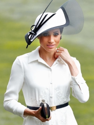 Ngoài thiết kế mũ cho Kate Middleton, nhiều lần “bàn tày tài hoa” này cũng tham gia sáng chế những kiểu mũ sang trọng cho em dâu Meghan Markle trong các buổi sự kiện từ mũ vành