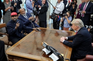 Kanye đội mũ ‘Make America Great Again’ còn cựu cầu thủ NFL Jim Brown mặc suit đàng hoàng khi trò chuyện với tổng thống Trump tại phòng bầu dục.