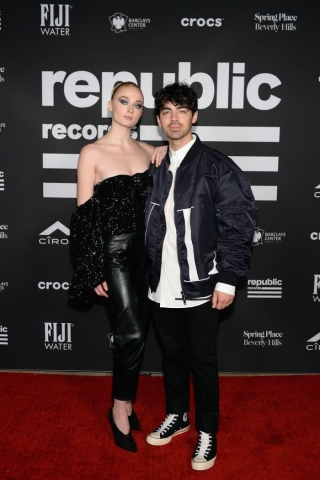 Vợ chồng nhà Jonas diện đồ đôi tinh tế trong bữa tiệc hậu Grammy 2018.