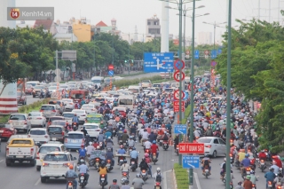 Các tuyến đường ở Sài Gòn tái diễn cảnh kẹt xe nghiêm trọng, người dân vật vã tìm cách về nhà giờ tan tầm - Ảnh 7.
