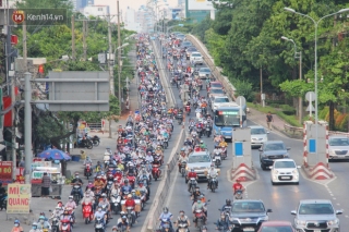 Các tuyến đường ở Sài Gòn tái diễn cảnh kẹt xe nghiêm trọng, người dân vật vã tìm cách về nhà giờ tan tầm - Ảnh 8.