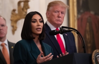 Kim Kardashian tạm biệt những bộ đồ khoét trên xẻ dưới khi đến gặp tổng thống Trump.