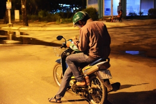 Dân nhậu Sài Gòn sợ CSGT bắt thổi nồng độ cồn: Xe ôm công nghệ nổ cuốc liên miên - ảnh 3