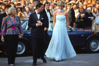 Công nương Diana mạnh dạn mặc một chiếc váy hở vai đến liên hoan phim Cannes năm 1987.