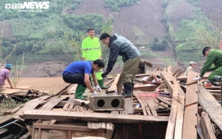 Ảnh: Công an vượt đồi giúp dân Sơn La sửa chữa hàng trăm ngôi nhà bị tốc mái - 3