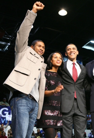 Usher mặc áo vest, quần jeans còn Kerry Washington mặc váy hoa, quần tất đen khi gặp Barack Obama.