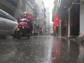 Ảnh: Hà Nội bất ngờ đổ mưa to chiều ngày 1/5 - Ảnh 14.