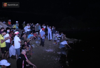 Hàng trăm người trắng đêm tìm kiếm thi thể 5 nạn nhân mất tích trong vụ lật ghe ở Quảng Nam - Ảnh 2.