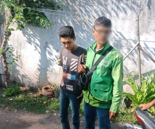 Bắt tài xế GrabBike có hành vi cướp giật điện thoại của người mẹ đang bồng con nhỏ ở Sài Gòn - Ảnh 2.