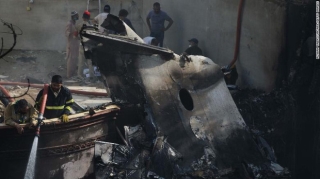 Tiết lộ nội dung cuộc gọi cuối cùng của phi công trước khi máy bay Pakistan chở gần 100 người lao xuống khu dân cư - Ảnh 3.