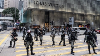 Một cửa hàng Louis Vuitton ở ngay khu trung tâm Hong Kong đã phải đóng cửa vô thời hạn vì các cuộc biểu tình kéo dài trong suốt năm 2019