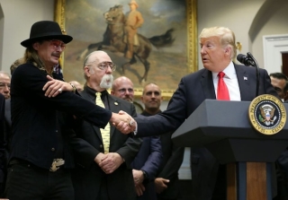 Kid Rock là một người ủng hộ Trump nhiệt tình, vì vậy không có gì ngạc nhiên khi anh ăn diện tới Nhà Trắng để bắt tay với tổng thống vào tháng 10 năm 2018.