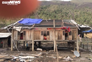 Ảnh: Công an vượt đồi giúp dân Sơn La sửa chữa hàng trăm ngôi nhà bị tốc mái - 1