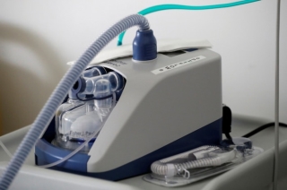 Một máy thở cho bệnh nhân COVID-19 ở Vannes, Pháp.