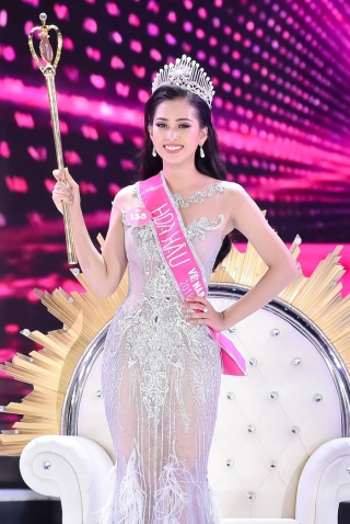 Trần Tiểu Vy đăng quang Hoa hậu Việt Nam 2018 khi tròn 18 tuổi.