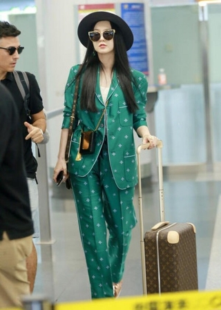 Hiếm hoi ghi điểm với cây đồ Pyjamas màu xanh lá mix cùng mũ vành tại sân bay của “nữ hoàng thảm đỏ” tại sân bay