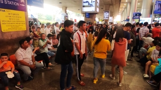 Việt Kiều về ăn Tết: Một người về, chục người đón trong hạnh phúc ở Tân Sơn Nhất - ảnh 5