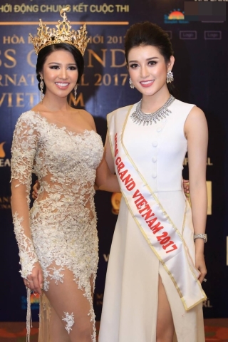 Không hổ danh là nữ hoàng thảm đỏ, Huyền My chưa bao giờ làm fan Việt thất vọng mỗi khi xuất hiện. Trong khung hình chụp chung với Hoa hậu Hòa bình Quốc tế 2016, Huyền My vẫn cực kì xinh xắn với lối trang điểm trong suốt.