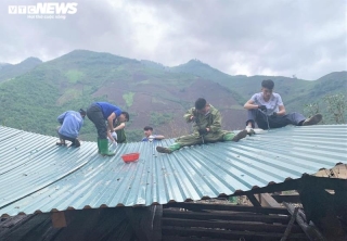 Ảnh: Công an vượt đồi giúp dân Sơn La sửa chữa hàng trăm ngôi nhà bị tốc mái - 14