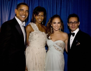 J.Lo và Marc Anthony mặc sẵn trang phục biểu diễn khi gặp gia đình ông Obama.