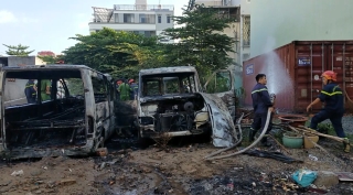 Nhóm trẻ em nghi đốt rác gây cháy 2 xe ô tô 16 chỗ ở Sài Gòn - Ảnh 1.