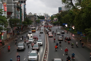 Ảnh: Ngày đầu tiên sau lệnh cách ly xã hội đường phố Hà Nội đông đúc kéo dài, người dân chật vật đi làm dưới mưa rét - Ảnh 3.