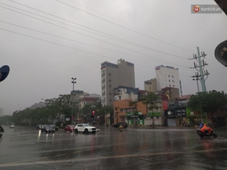 Ảnh: Hà Nội bất ngờ đổ mưa to chiều ngày 1/5 - Ảnh 15.