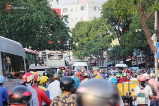 Người dân vội vã đi làm, học sinh cuối cấp quay trở lại trường học khiến đường Sài Gòn đông nghịt sau kỳ nghỉ lễ 30/4 - Ảnh 14.