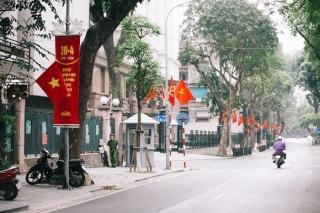 Những lá cờ bay phấp phới ở ngã tư Lê Lai – Tông Đản.