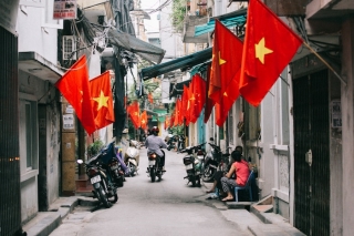 Tại Hà Nội, ngay cả trong từng con ngõ nhỏ, khu tập thể cũ,… cũng thấy bóng lá cờ Tổ Quốc mừng ngày lễ 30/4.