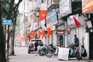 Phố Nguyễn Thái Học trở nên rực rỡ hơn dưới màu cờ đỏ thắm.