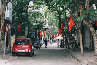 Màu đỏ rực rỡ cùng không khí ngày kỷ niệm bao trùm ngõ Kim Mã, Hà Nội.