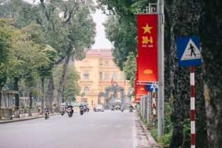  Kỷ niệm ngày Giải phóng miền Nam, thống nhất đất nước (30/4/1975 – 30/4/2020), màu cờ đỏ sao vàng rợp khắp các tuyến đường ở hai thành phố lớn nhất cả nước: Hà Nội và TP HCM.