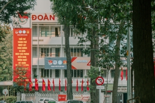 Trụ sở TW Đoàn Thanh niên Cộng sản TP HCM ngập sắc cờ đỏ sao vàng mừng ngày Giải phóng miền Nam, thống nhất đất nước.