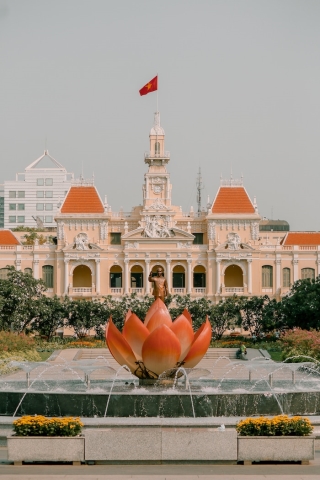 Tượng đài Hồ Chủ tịch tại quãng trường Nguyễn Huệ, phía sau là trụ sở của UBND TP HCM