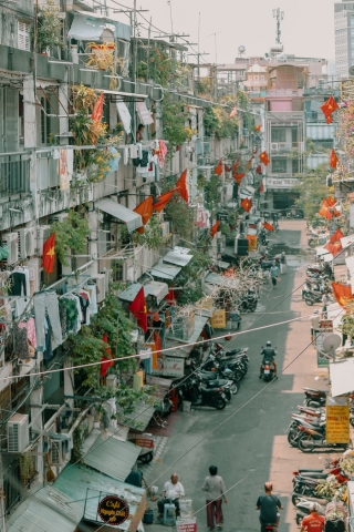 Dưới bóng cờ đỏ sao vàng rợp khắp các con phố, thành phố náo nhiệt thường ngày bỗng trở nên bình yên đến lạ.