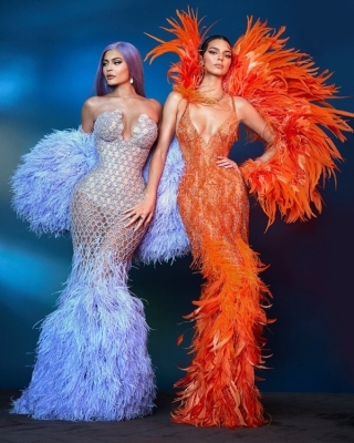 Năm ngoái, chị em nhà Kendall & Kylie “song kiếm hợp bích” diện thiết kế váy sặc sỡ từ nhà mốt Versace