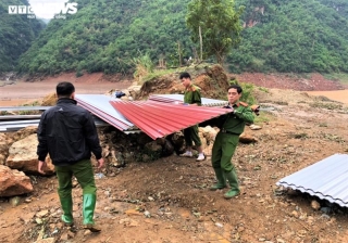 Ảnh: Công an vượt đồi giúp dân Sơn La sửa chữa hàng trăm ngôi nhà bị tốc mái - 6