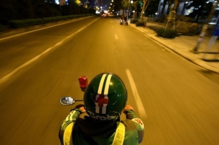 Tài xế xe ôm thầm lặng lang thang khắp phố phường Hà Nội trong đêm tối, cứu giúp người gặp T*i n*n giao thông lên báo nước ngoài - Ảnh 4.