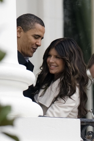 Barack Obama trực tiếp cảm ơn Fergie vì màn biểu diễn quốc ca trong Lễ Phục sinh của Nhà Trắng năm 2009. Fergie thường ngày có gu thời trang vô cùng gợi cảm nhưng đứng trước tổng thống Mỹ thì kín đáo đến lạ.