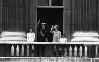 Cuộc đời Nữ hoàng Elizabeth II qua ảnh: Vị nữ vương ngồi trên ngai vàng lâu nhất trong lịch sử các vương triều của nước Anh - Ảnh 4.