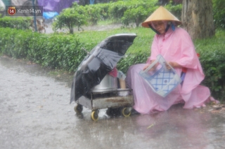 Ảnh: Cơn mưa vàng xối xả giải nhiệt cho Sài Gòn từ sáng sớm, chấm dứt chuỗi ngày nắng nóng kinh hoàng - Ảnh 7.