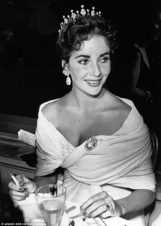 Nữ minh tinh thường được gọi là “huyền thoại mắt tím” xuất hiện đầy nổi bật tại LHP Cannes 1957