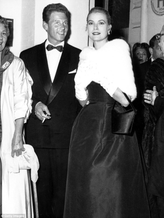 Xuất hiện trên thảm đỏ LHP Cannes 1995, Grace Kellly như một nàng công chúa trong kiểu váy đen ôm cùng găng tay trắng và áo choàng lông khoác trên người cùng phụ kiện túi đen mini hình hộp mà cho đến giờ dáng túi này đang la xu hướng hot năm nay