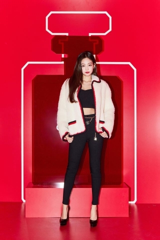 Debut trong showbiz Hàn năm 2016 phải đến năm 2018 Jennie Black Pink mới thật sự bùng nổ khi Chanel liên tục mời cô nàng tham dự các sự kiện VIP từ mỹ phẩm đến thời trang