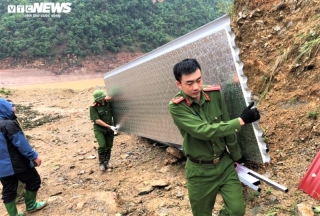Ảnh: Công an vượt đồi giúp dân Sơn La sửa chữa hàng trăm ngôi nhà bị tốc mái - 11