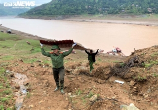 Ảnh: Công an vượt đồi giúp dân Sơn La sửa chữa hàng trăm ngôi nhà bị tốc mái - 8